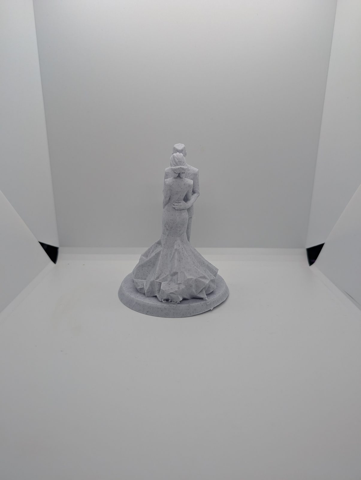 #10 Polygonal Love – Low-Poly Bride & Groom Sculpture — vue 4