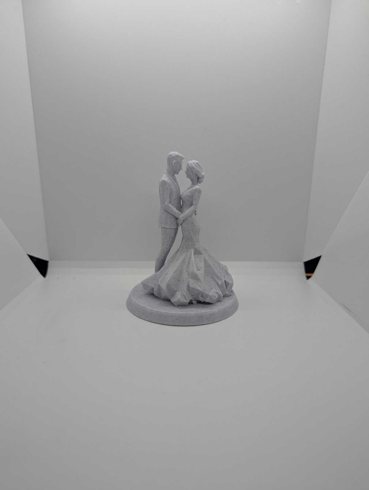 #10 Polygonal Love – Low-Poly Bride & Groom Sculpture — vue 5