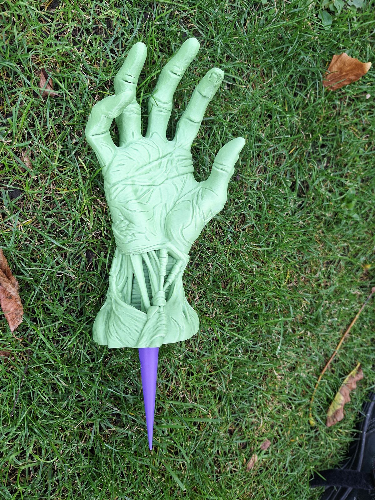#30 Halloween Zombie Hand — vue 10