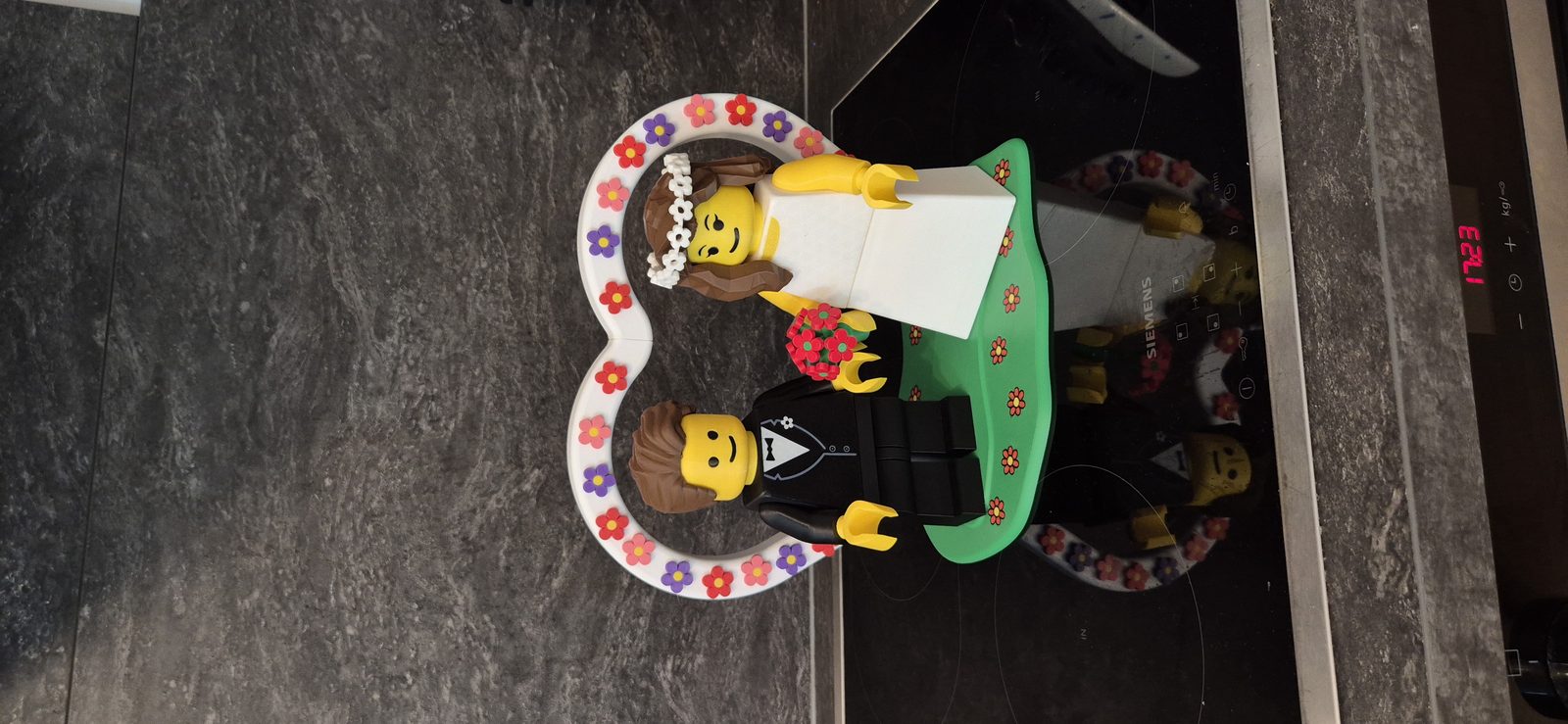 #31 Brick Man Grundplatte und Herzbogen für Brautpaar — vue 3