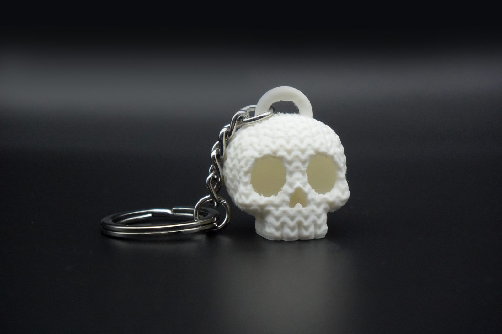 #31 Knitted Halloween Skull Keychain — vue 1