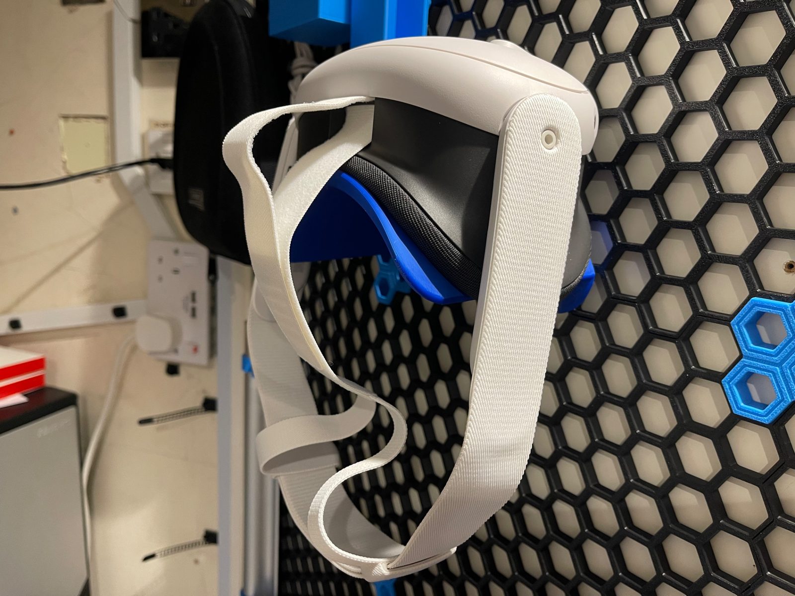 #31 Meta Quest 3 Headset Cradle - Honeycomb wall storage (HWS) — vue 1