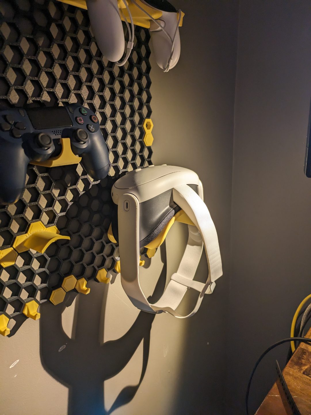 #31 Meta Quest 3 Headset Cradle - Honeycomb wall storage (HWS) — vue 2