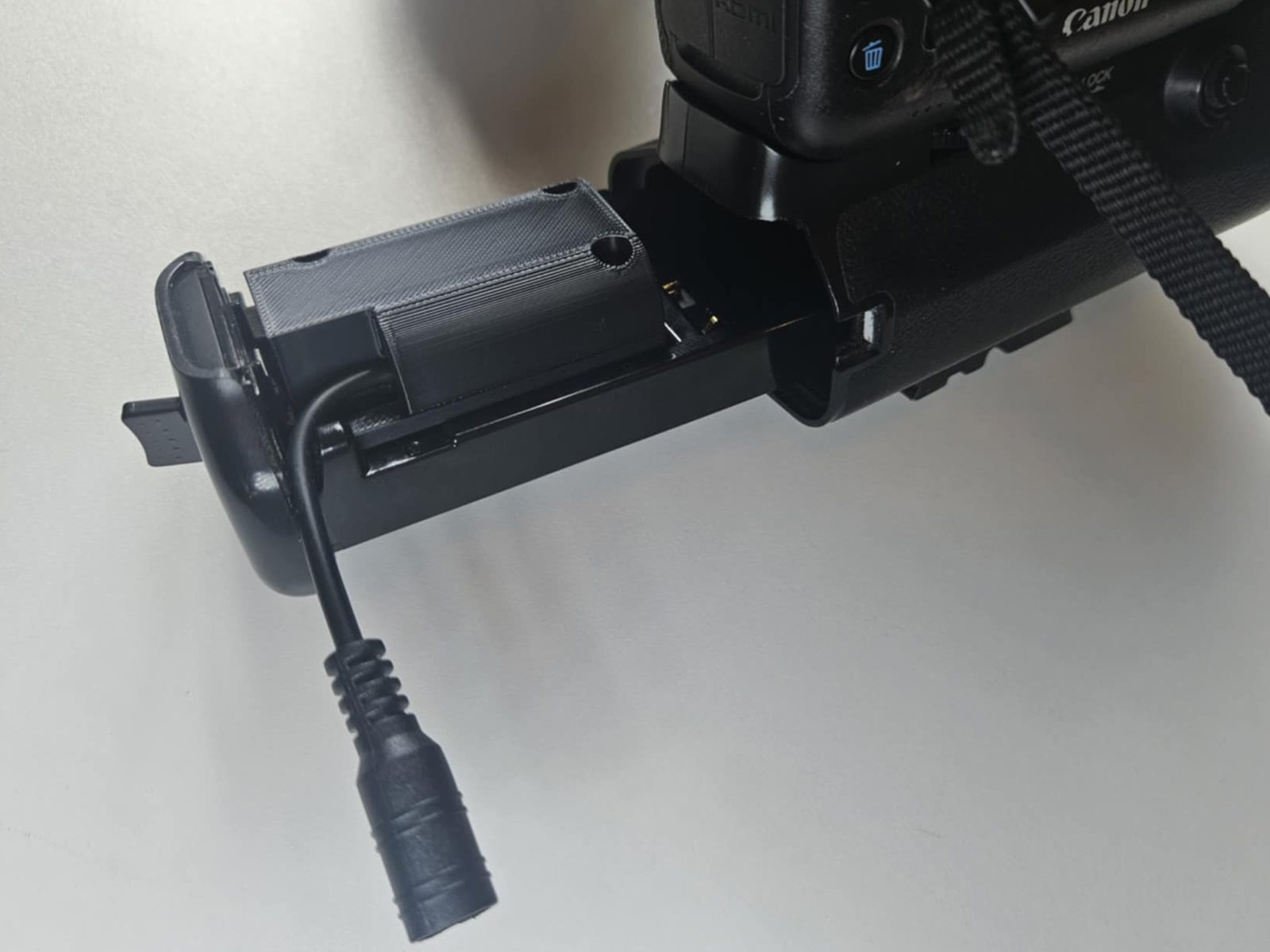 #34 LP-E6 external power adapter — vue 5