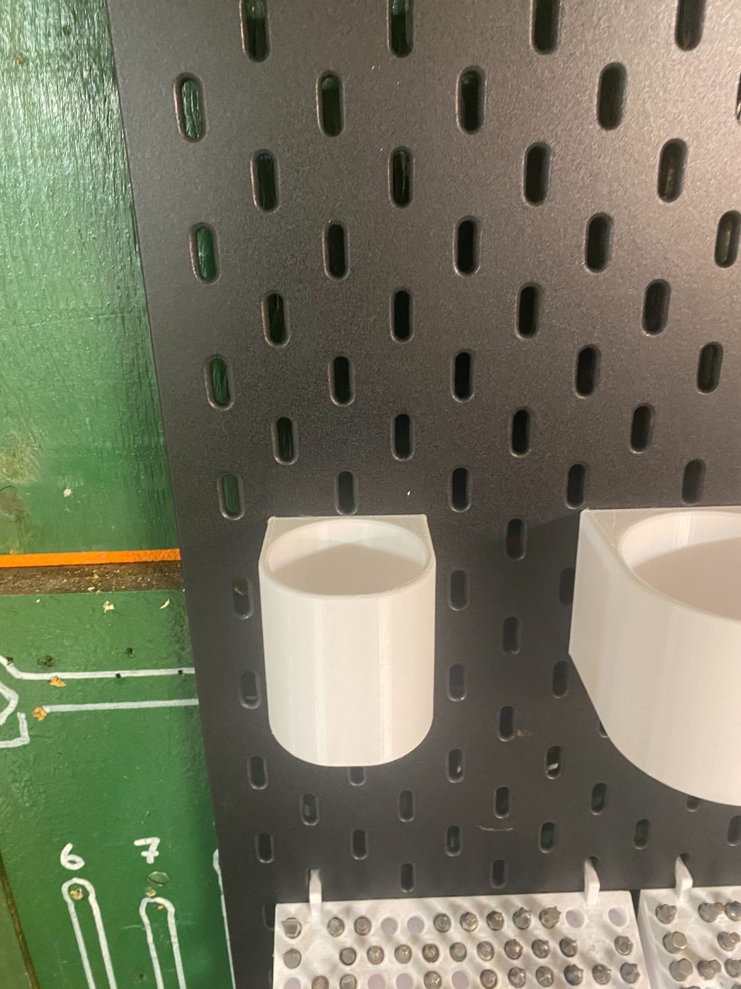 #37 Skadis bottle can holder 8 sizes — vue 12