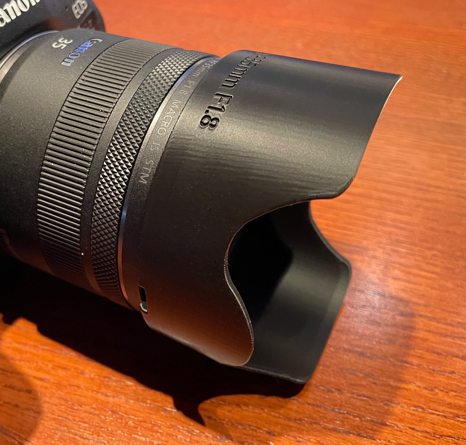 #41 Canon RF 35mm f 1.8 Macro IS STM Lens Hood — vue 4
