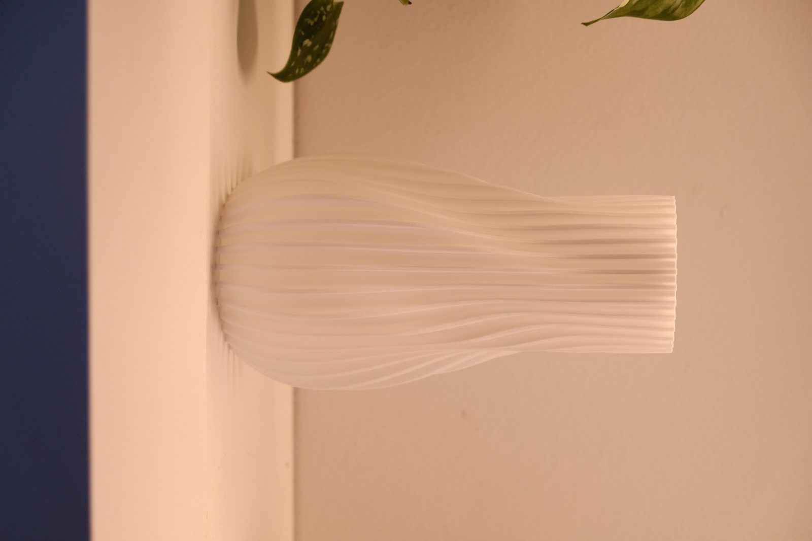 #41 Vase. Modern Flowing Sculptural Vase — vue 3