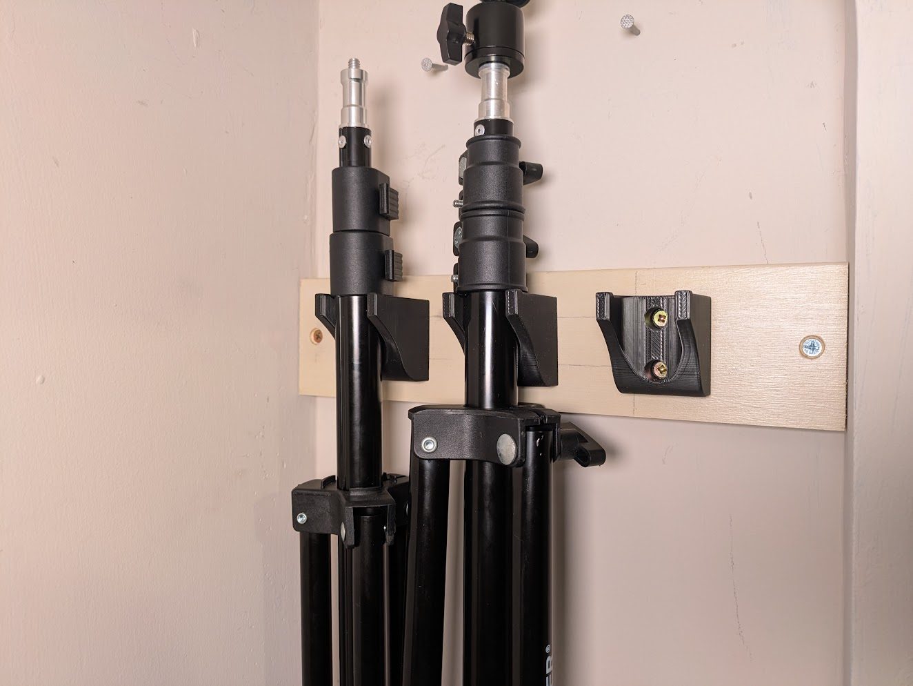 #48 Light Stand Wall Mount for Neweer and Generic — vue 3