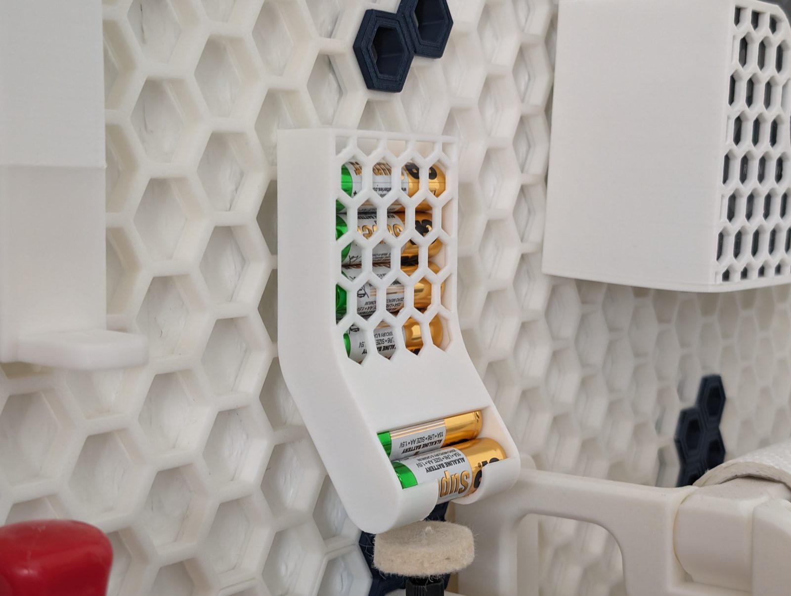 #49 Battery Dispenser for Honeycomb Storage Wall (HSW) — vue 5