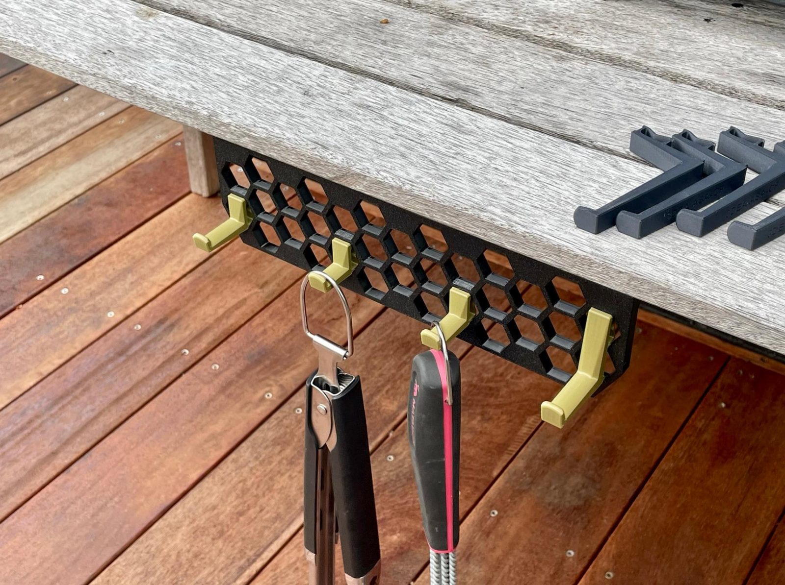 #67 HSW Under Desk Mount - Uses 3M Command Strips, VHB Tape or Screws - Honeycomb St — vue 1