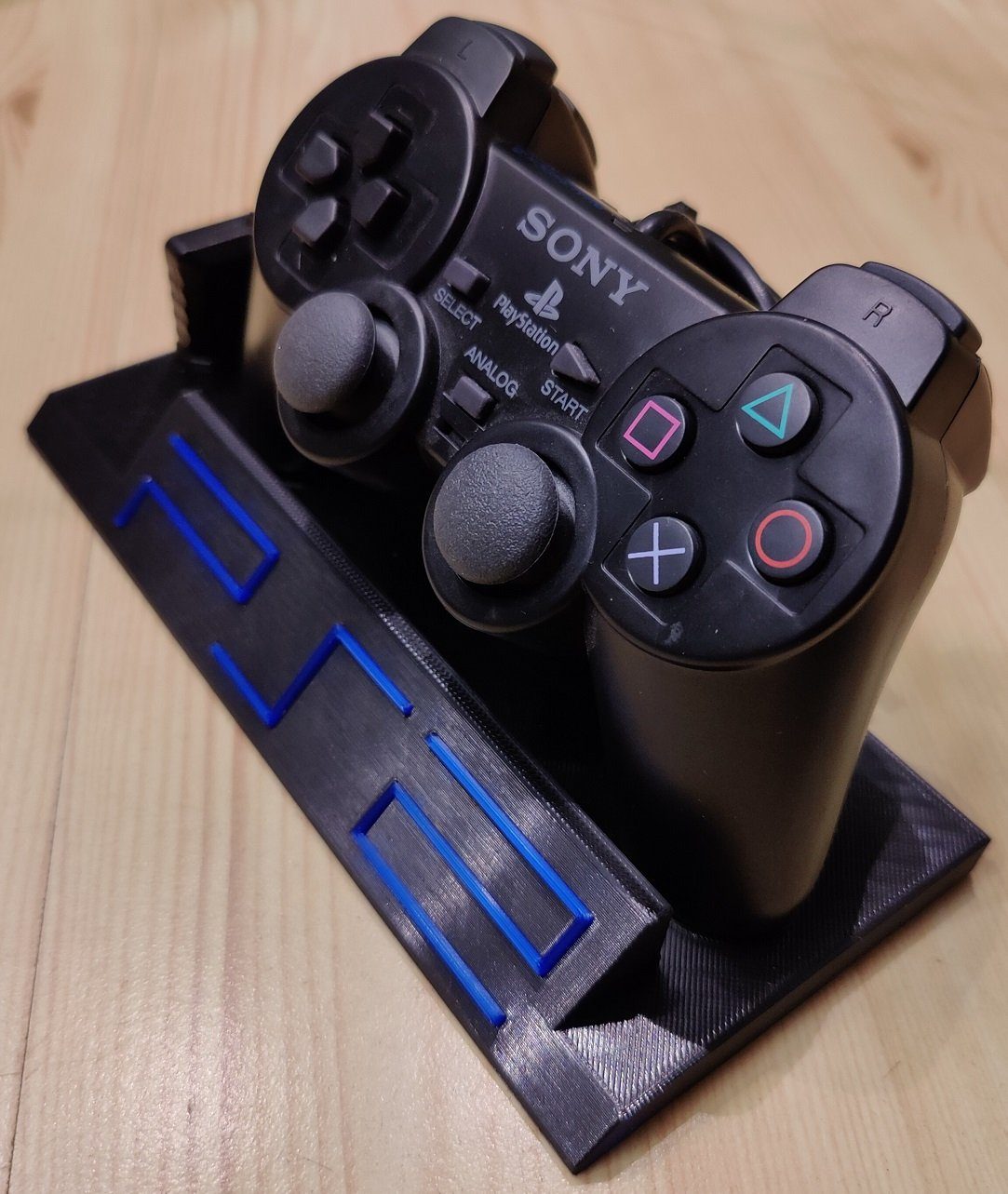 #67 PS2 Controller Stand With Playstation 2 Logo — vue 7