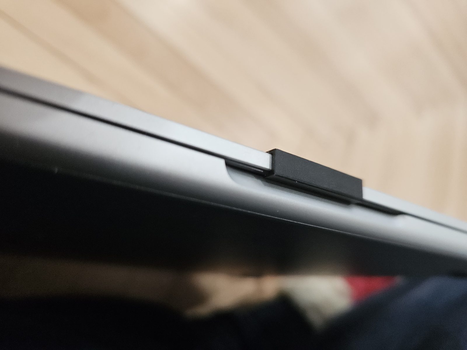 #70 Macbook camera cover - brightness sensor exposed — vue 7