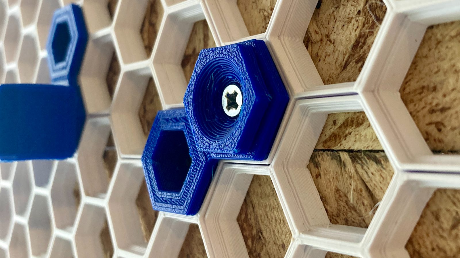 #79 HSW Screw Insert — vue 3