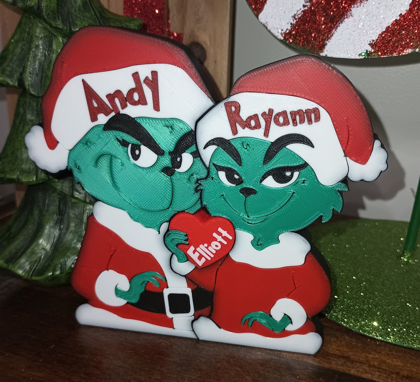 #82 Personalized Grinch Couple Interlocking Puzzle — vue 2