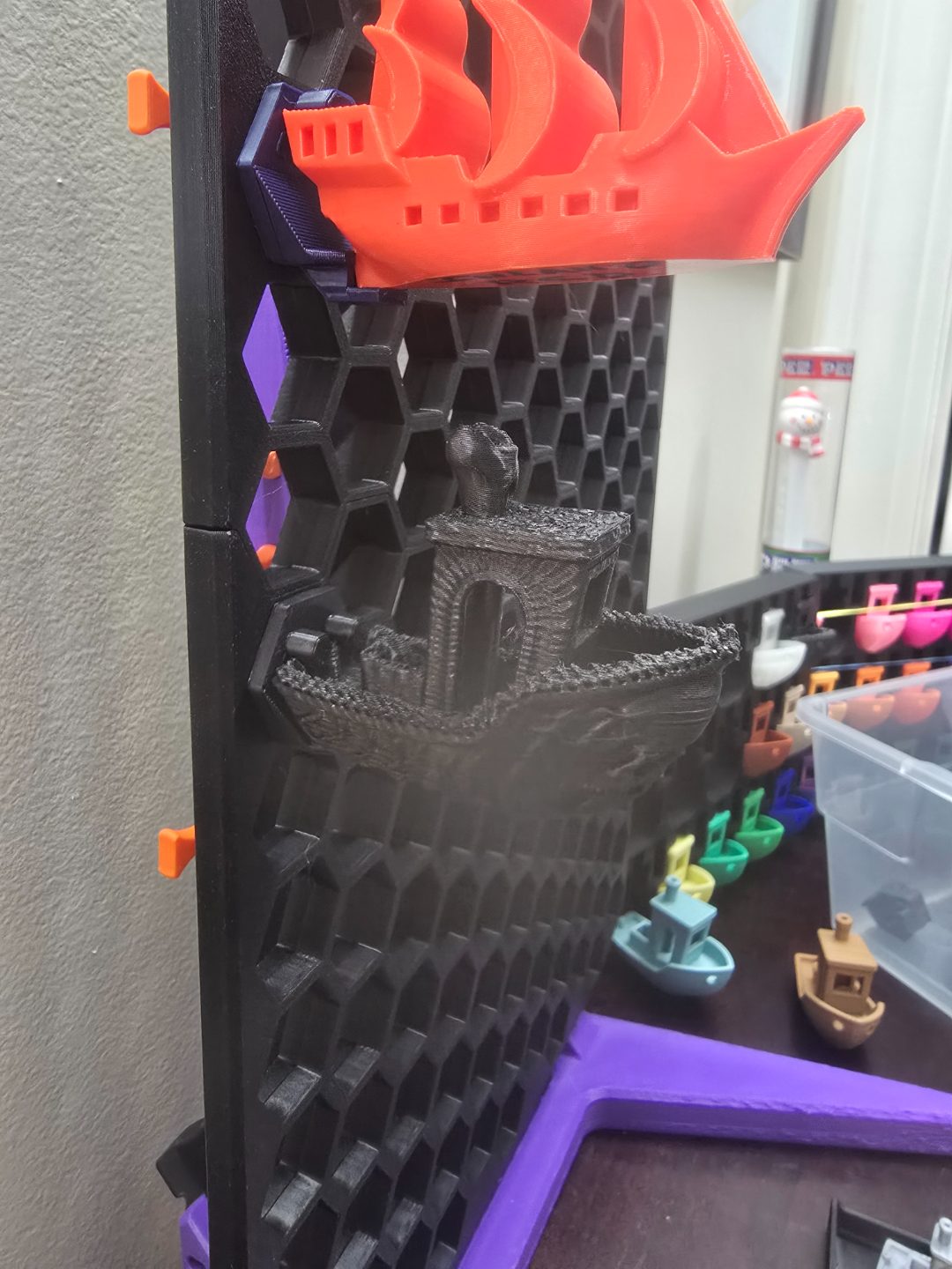 #85 HSW benchy display hanger — vue 3