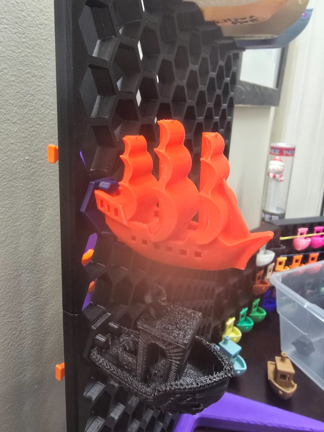 #85 HSW benchy display hanger — vue 4
