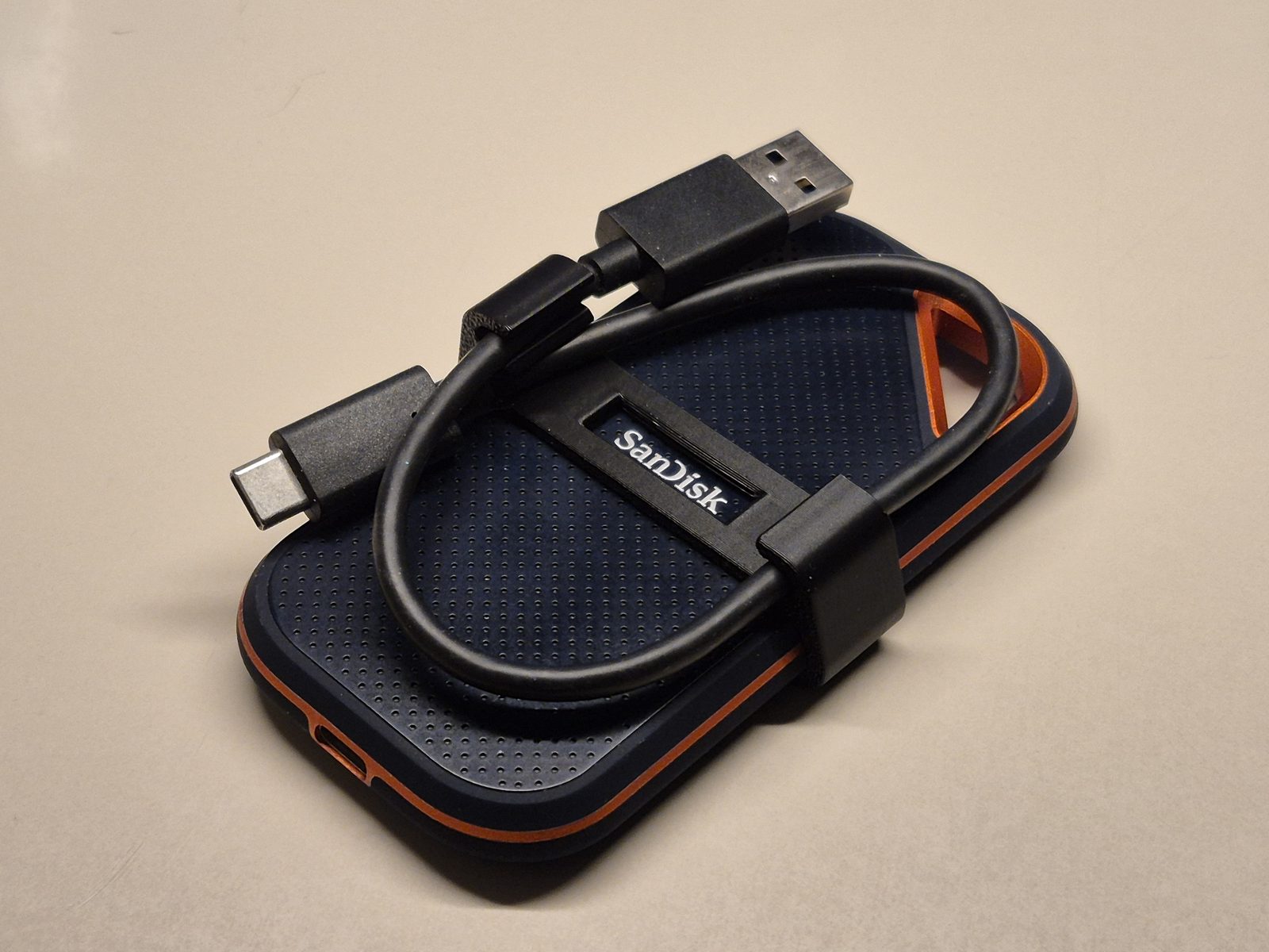 #95 SanDisk Portable SSD - Cable Holder — vue 3