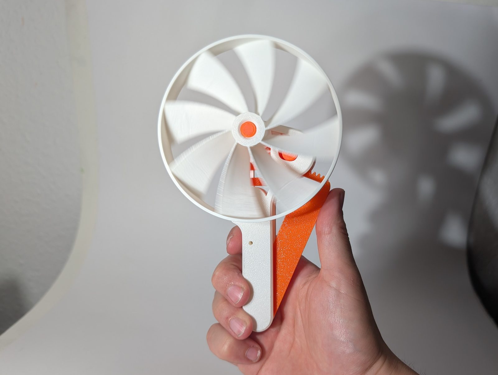 #100 Squeeze Powered Flywheel Fan — vue 5