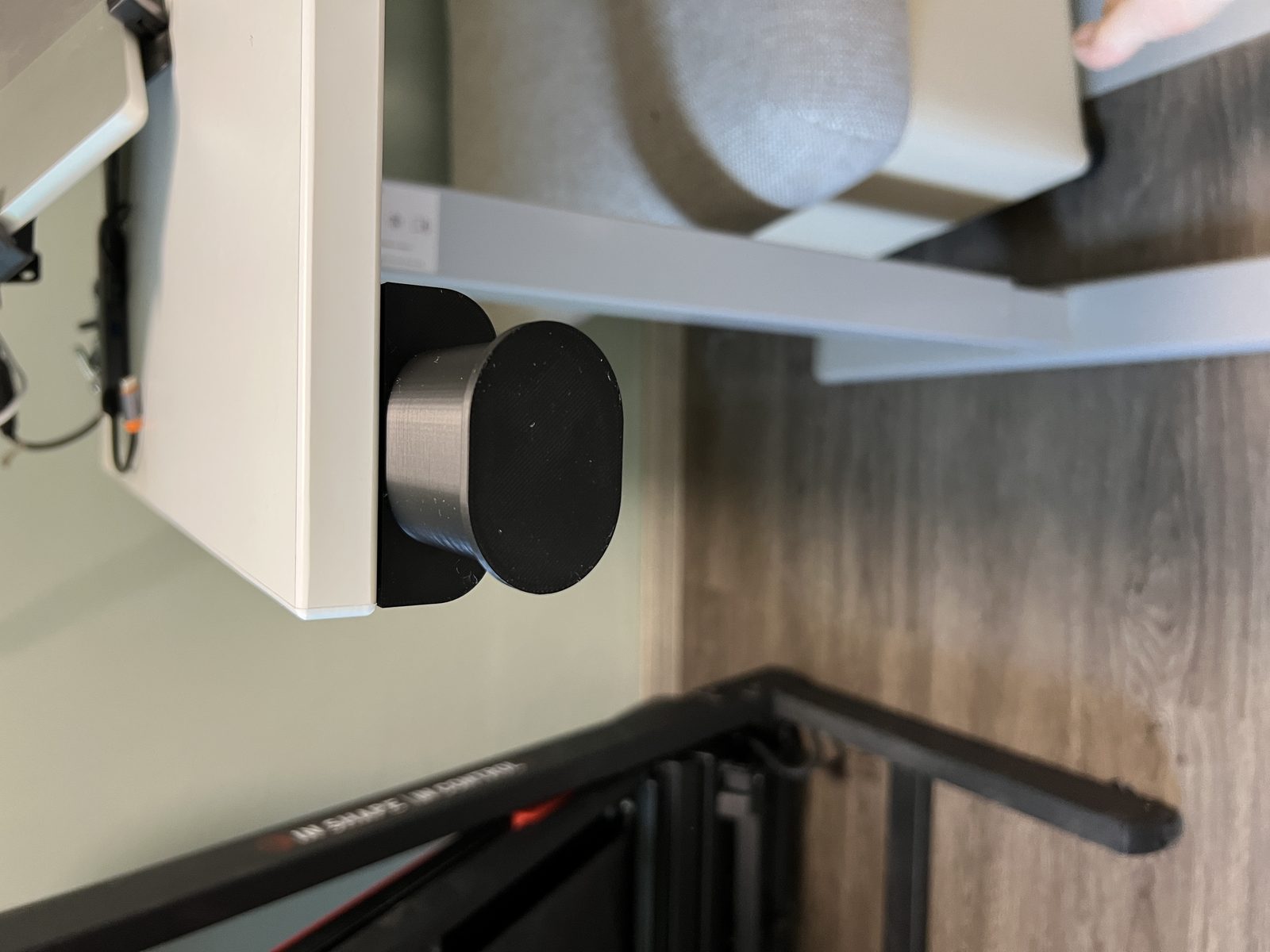 #122 Headphones holder for desk — vue 4