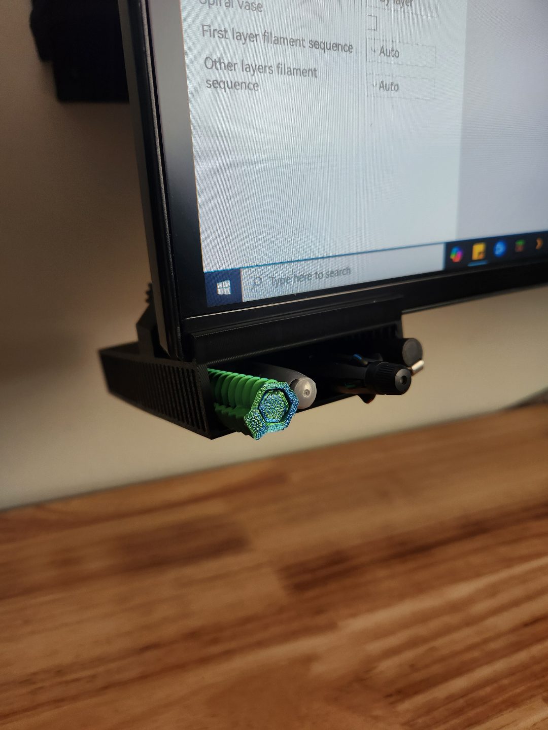 #150 Under monitor pen pencil holder v2 (More secure) — vue 4