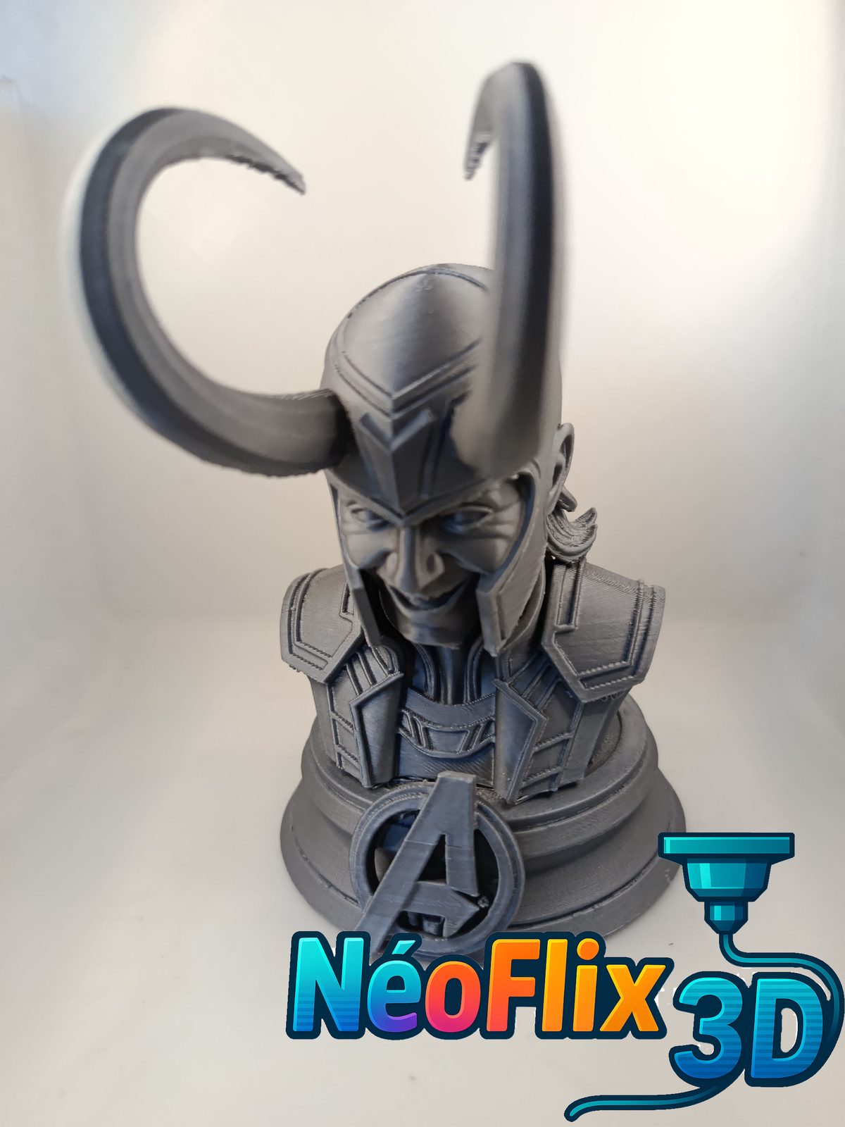 #203 Buste Loki sourire malicieux — vue 3