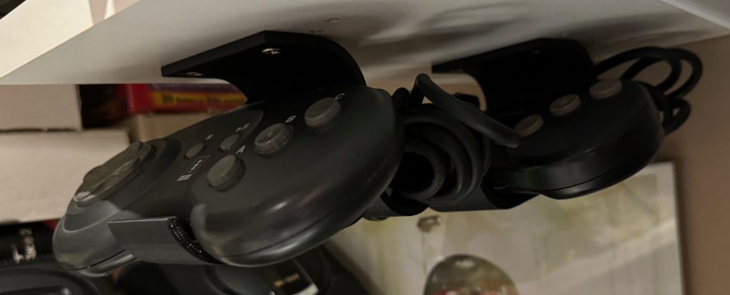 #204 Retro Console Controller Gamepad Hanger - PS1, Megadrive Genesis, NES, SNES, Sat — vue 3