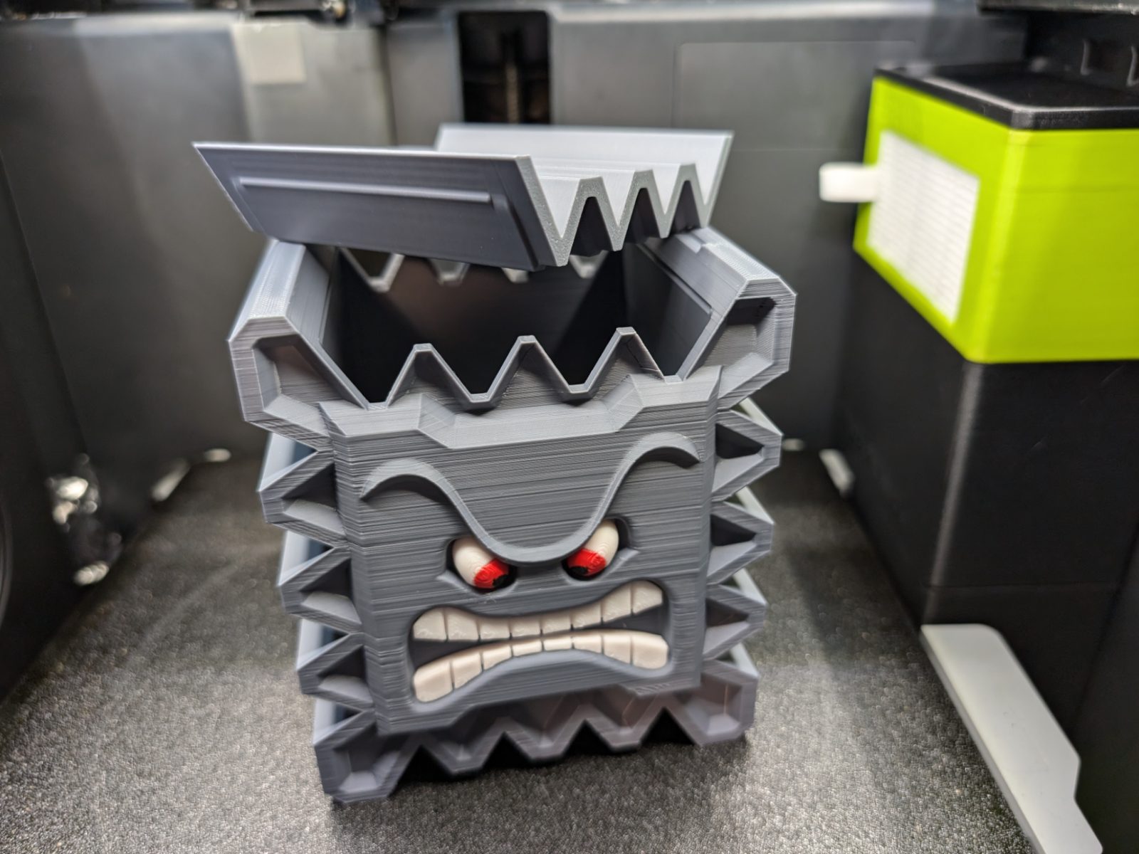#214 Super Mario Thwomp box snap-on lid — vue 1