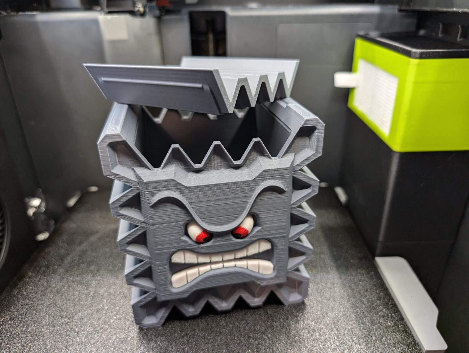 #214 Super Mario Thwomp box snap-on lid — vue 3