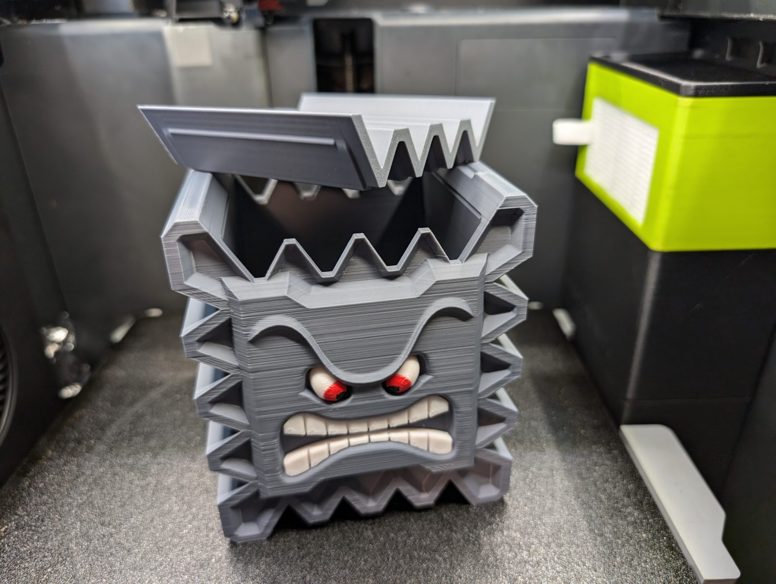 #214 Super Mario Thwomp box snap-on lid — vue 4