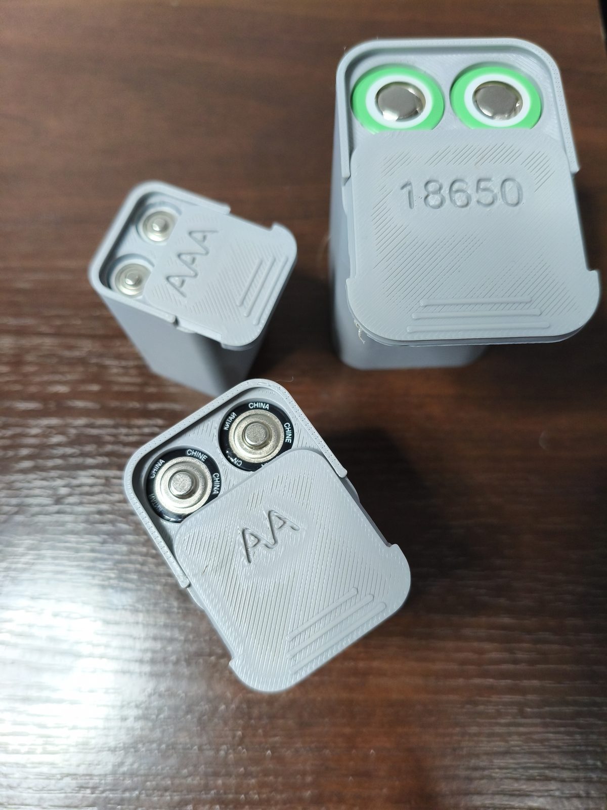 #233 case battery AAA AA 18650 — vue 10