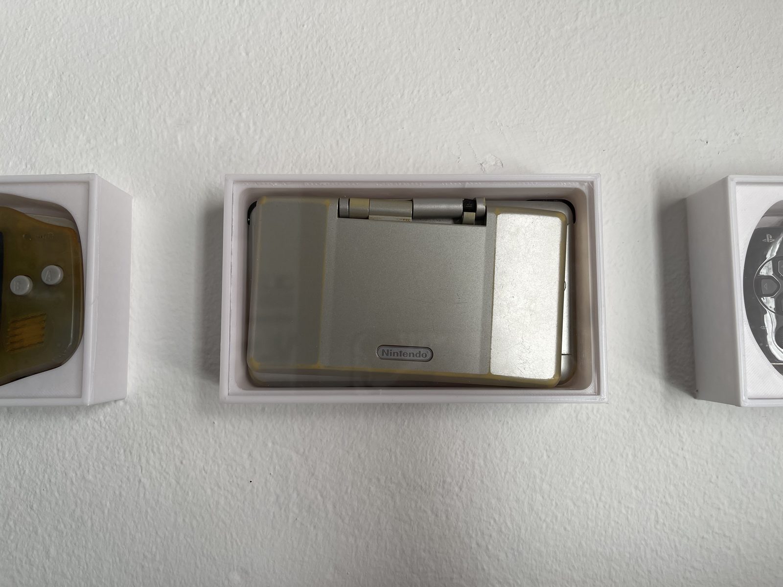 #235 Retro console display frame — vue 4