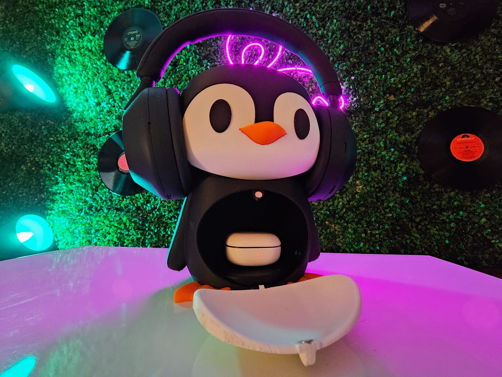 #243 Penguin Headphone Stand - Your Audio Companion — vue 6