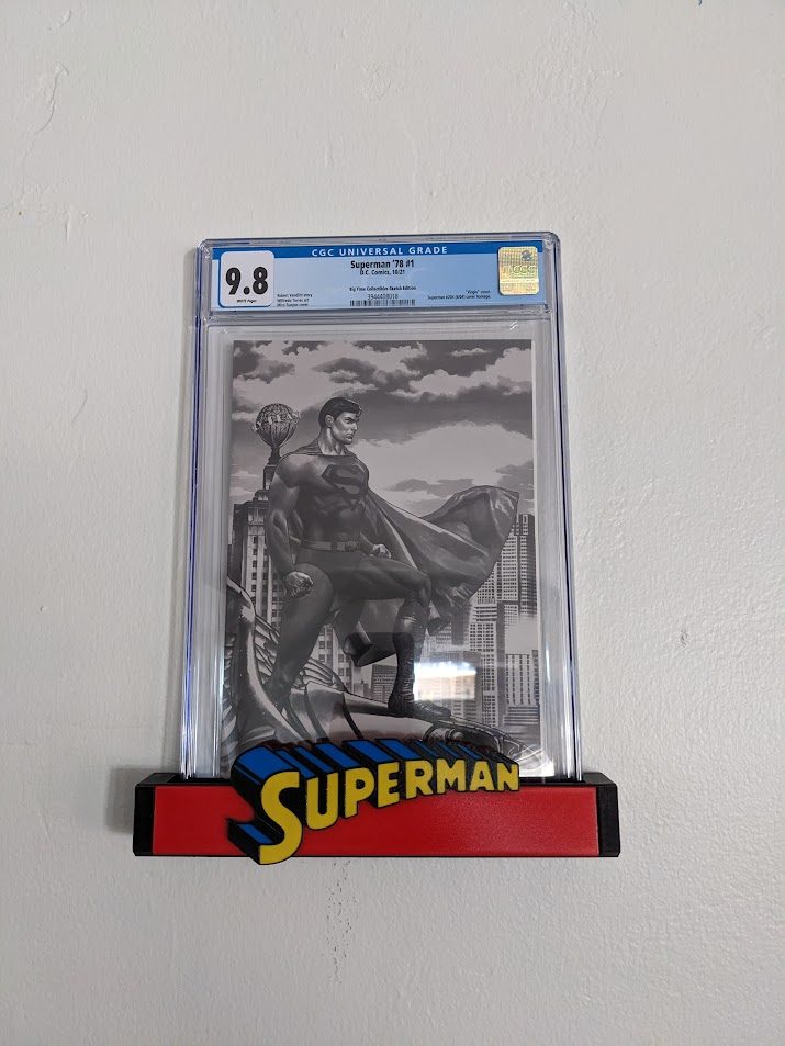 #262 Superman Comic Book Stand - Graded Comics — vue 3