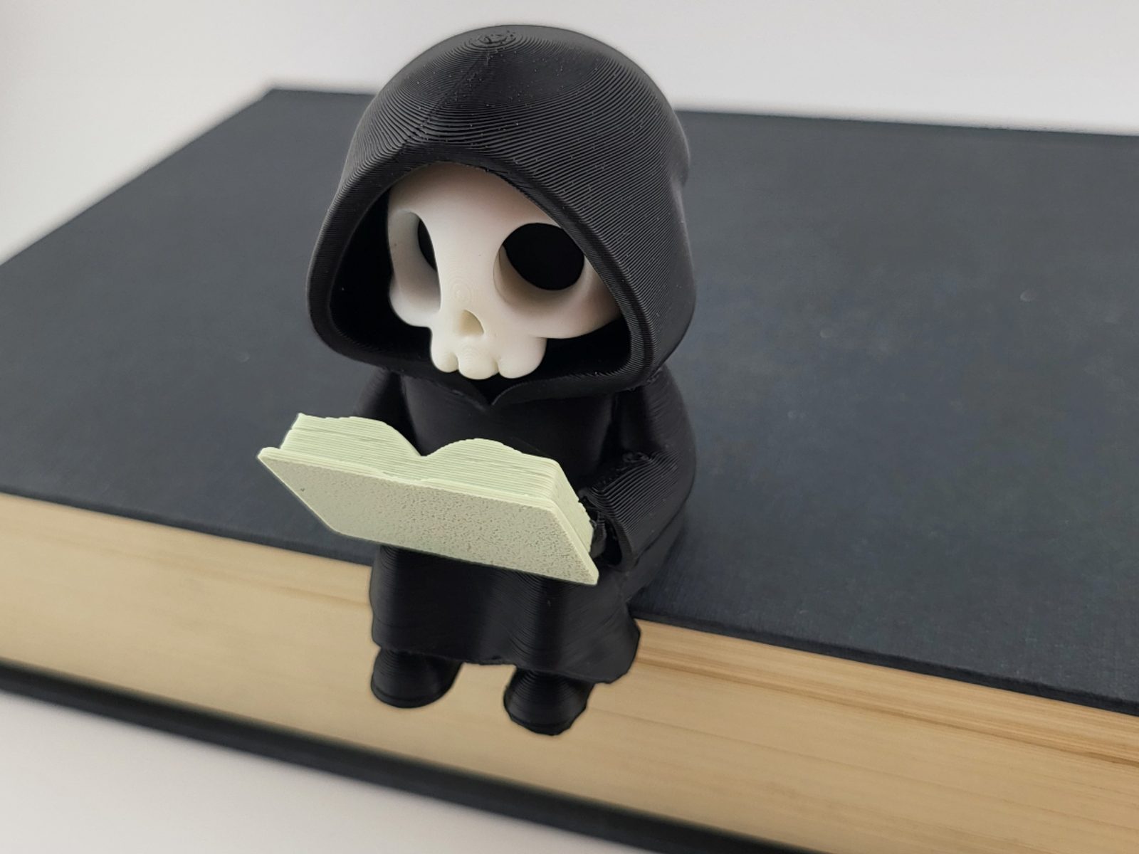 #279 Kawaii Grim Reaper Reading Book Spooky 3D Printed — vue 4