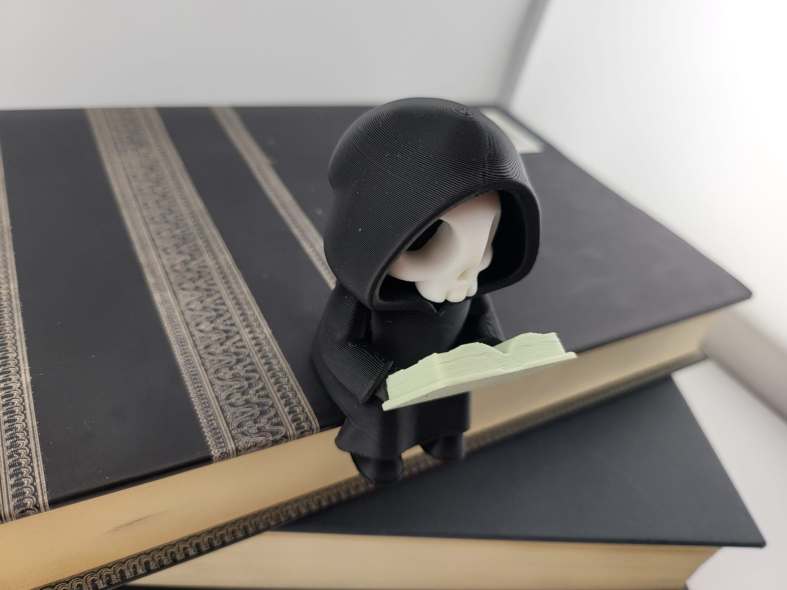 #279 Kawaii Grim Reaper Reading Book Spooky 3D Printed — vue 5