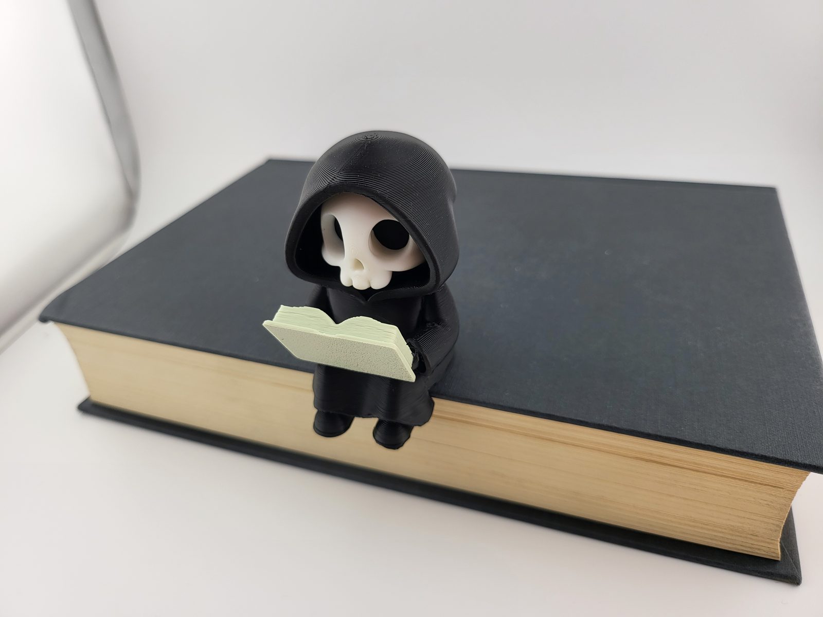 #279 Kawaii Grim Reaper Reading Book Spooky 3D Printed — vue 8