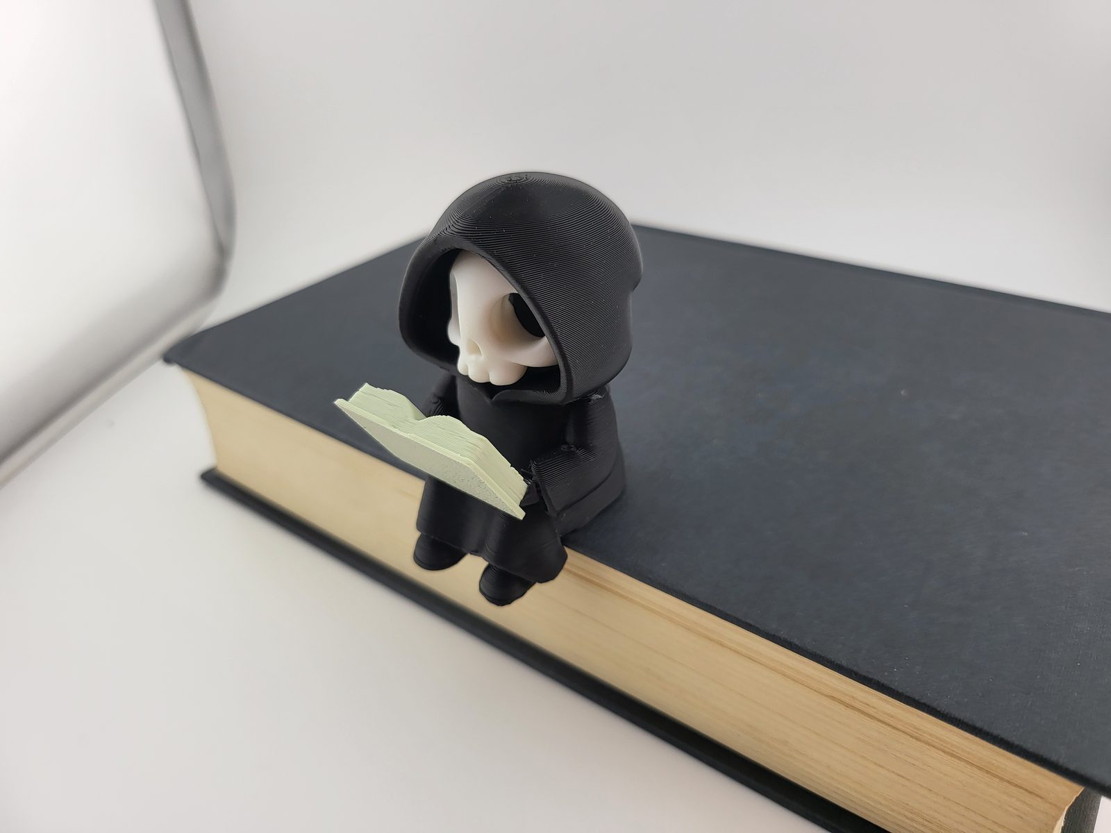 #279 Kawaii Grim Reaper Reading Book Spooky 3D Printed — vue 10