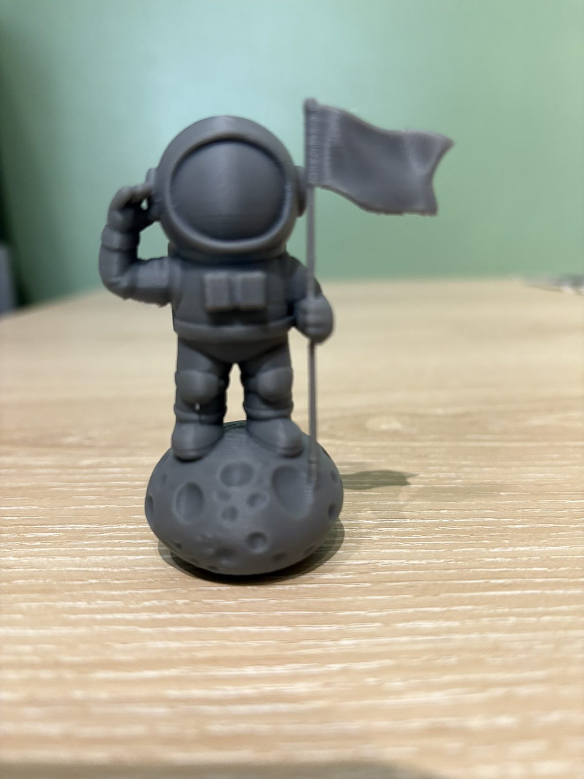 #294 Mini Spaceman on rock with flag — vue 4