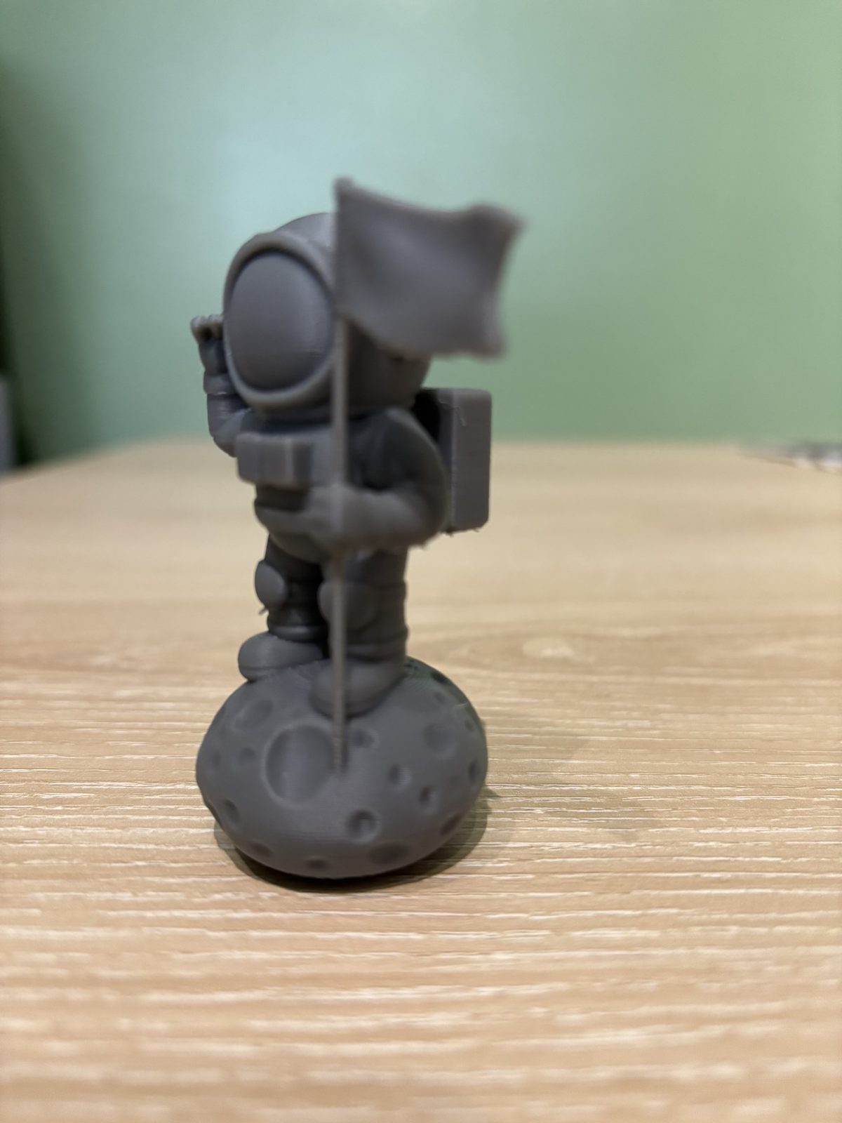 #294 Mini Spaceman on rock with flag — vue 7