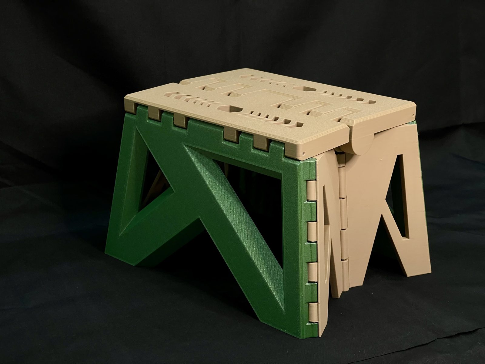 #358 Mecha-Style Folding Stool — vue 1
