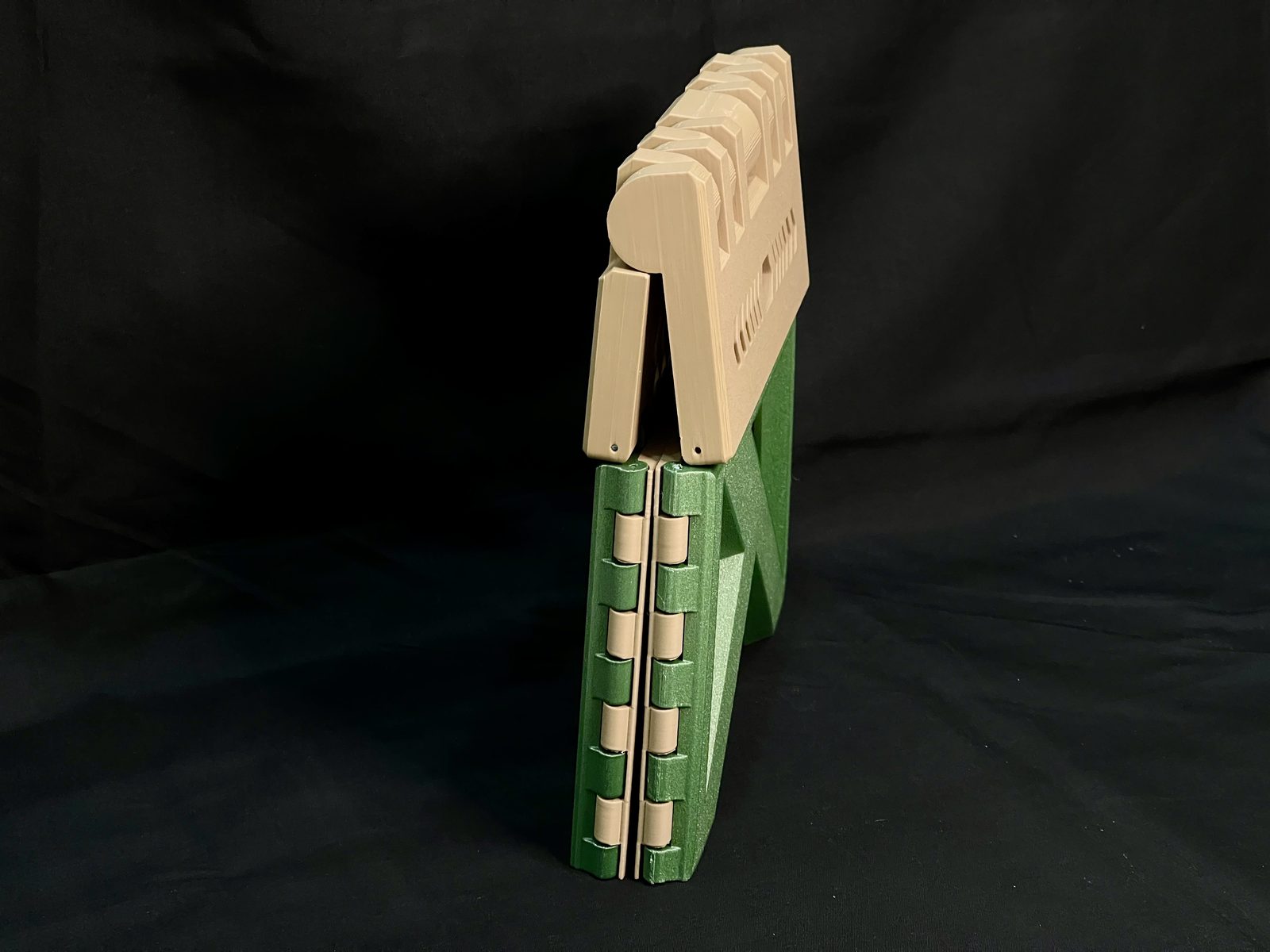 #358 Mecha-Style Folding Stool — vue 7