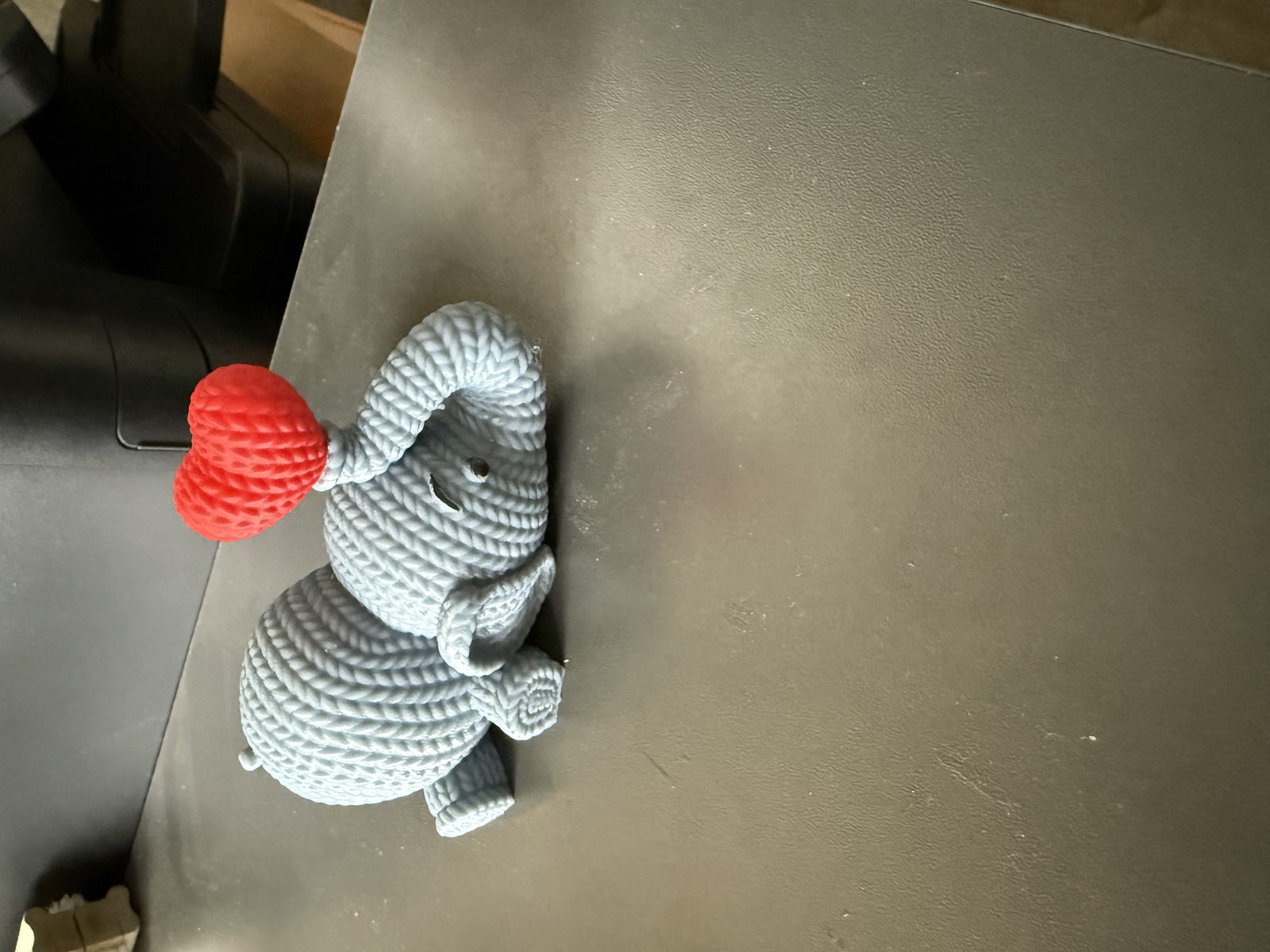 #754 Knitted Elephant Blowing Heart (No2) — vue 6