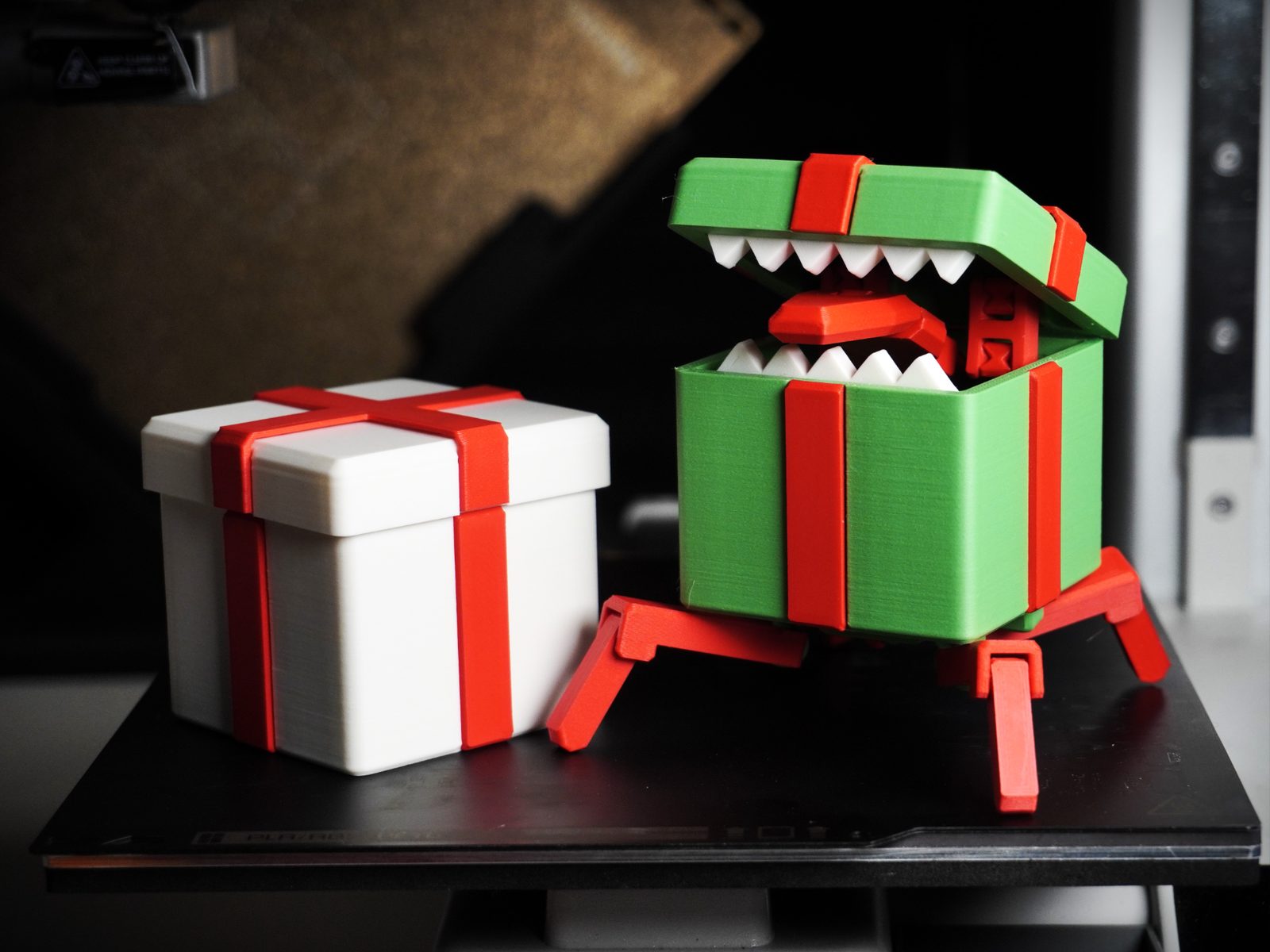 #787 Transforming Giftbox Mimic - Model Kit — vue 1