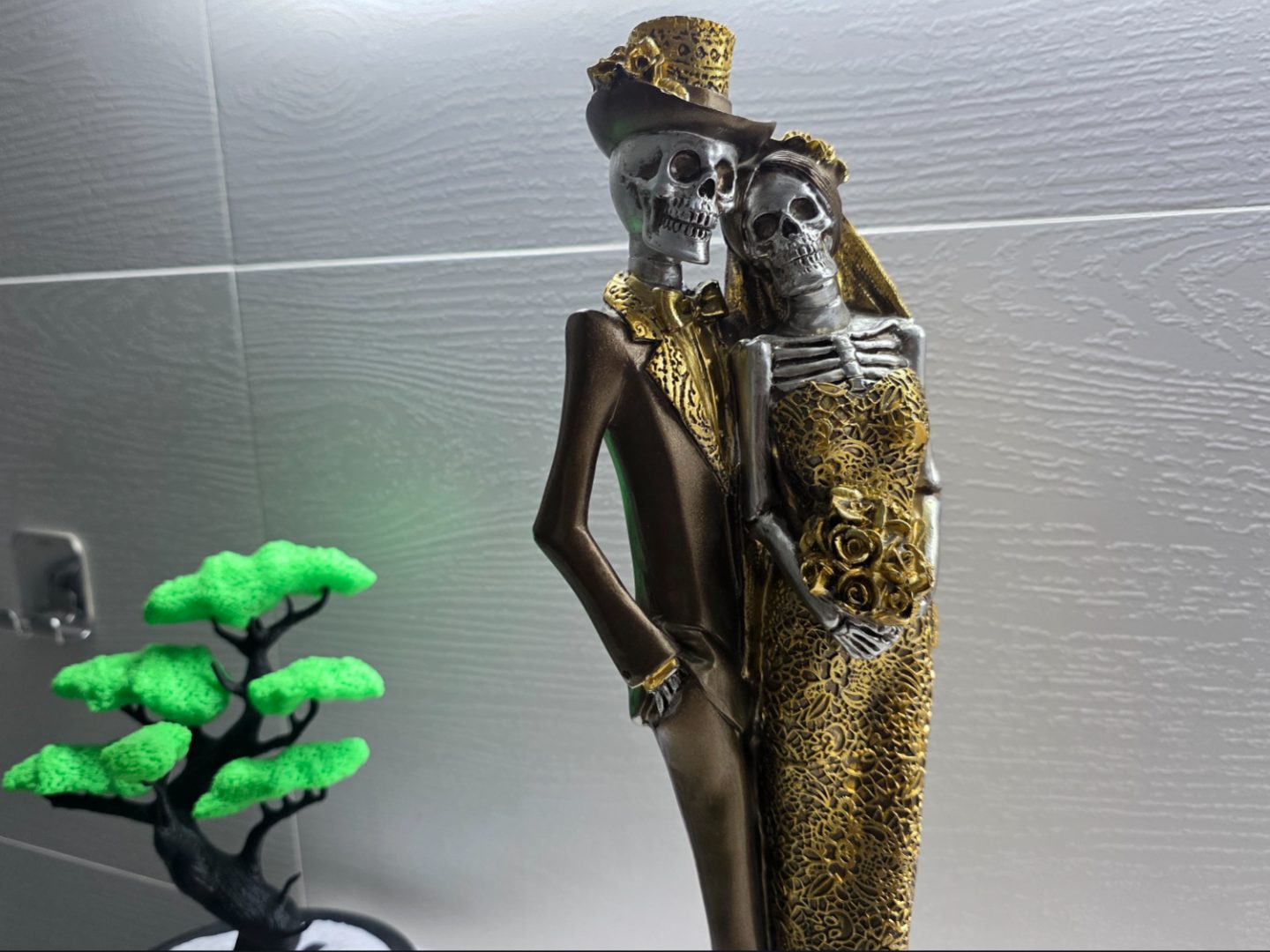 A loving Mexican couple of skeletons :) — vue 1