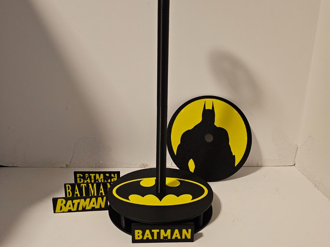 Batman Helmet Stand w/changeable face plates — vue 1
