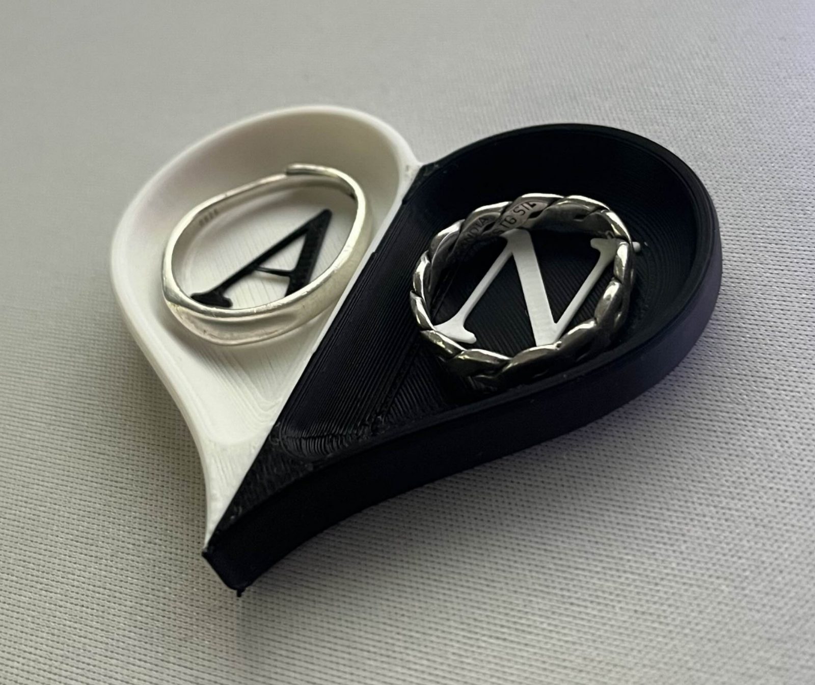 Black and White Couples Ring Holder — vue 1