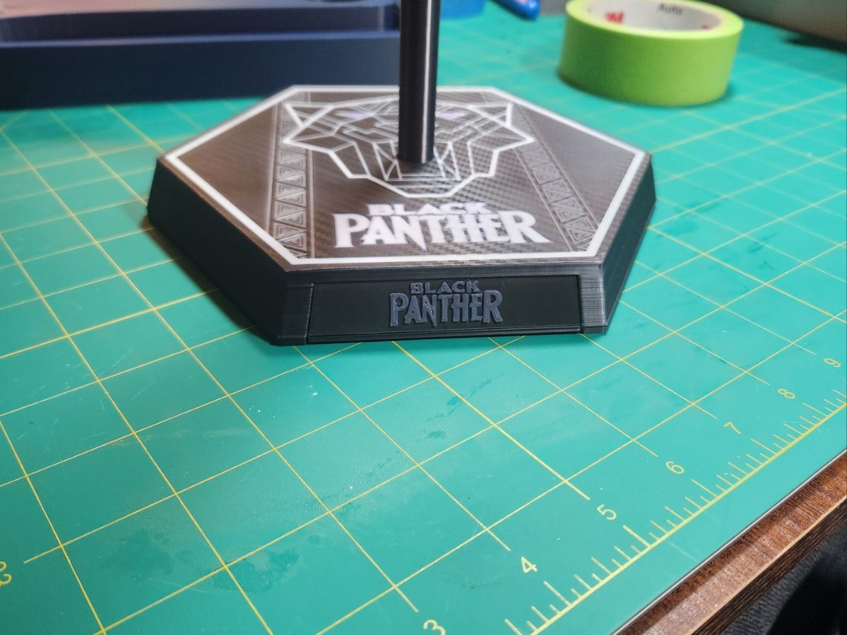 Black Panther Mask Base/Stand - Marvel Name Plate — vue 1