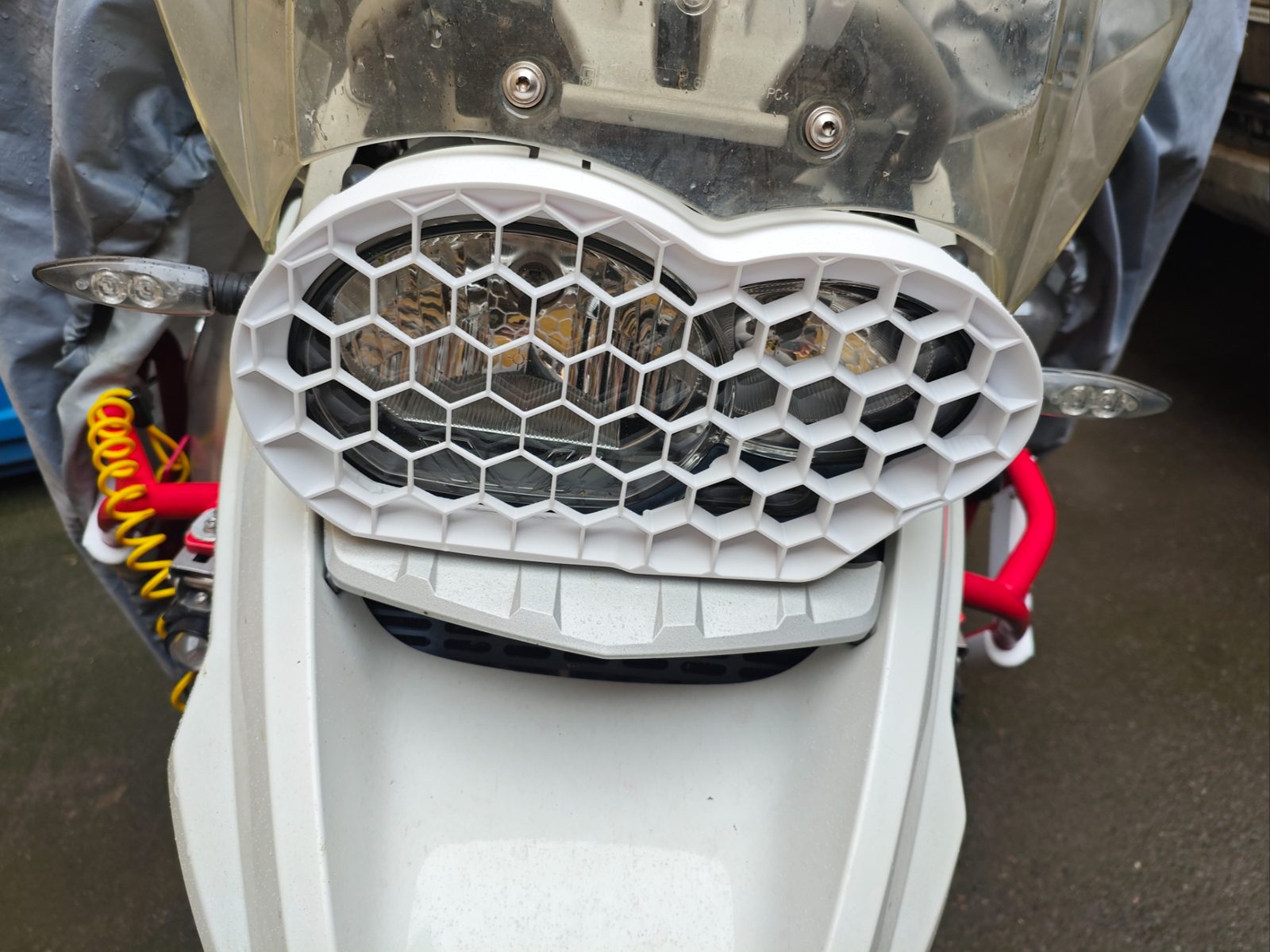 BMW R1200 GS headlight protection (no screws) — vue 1