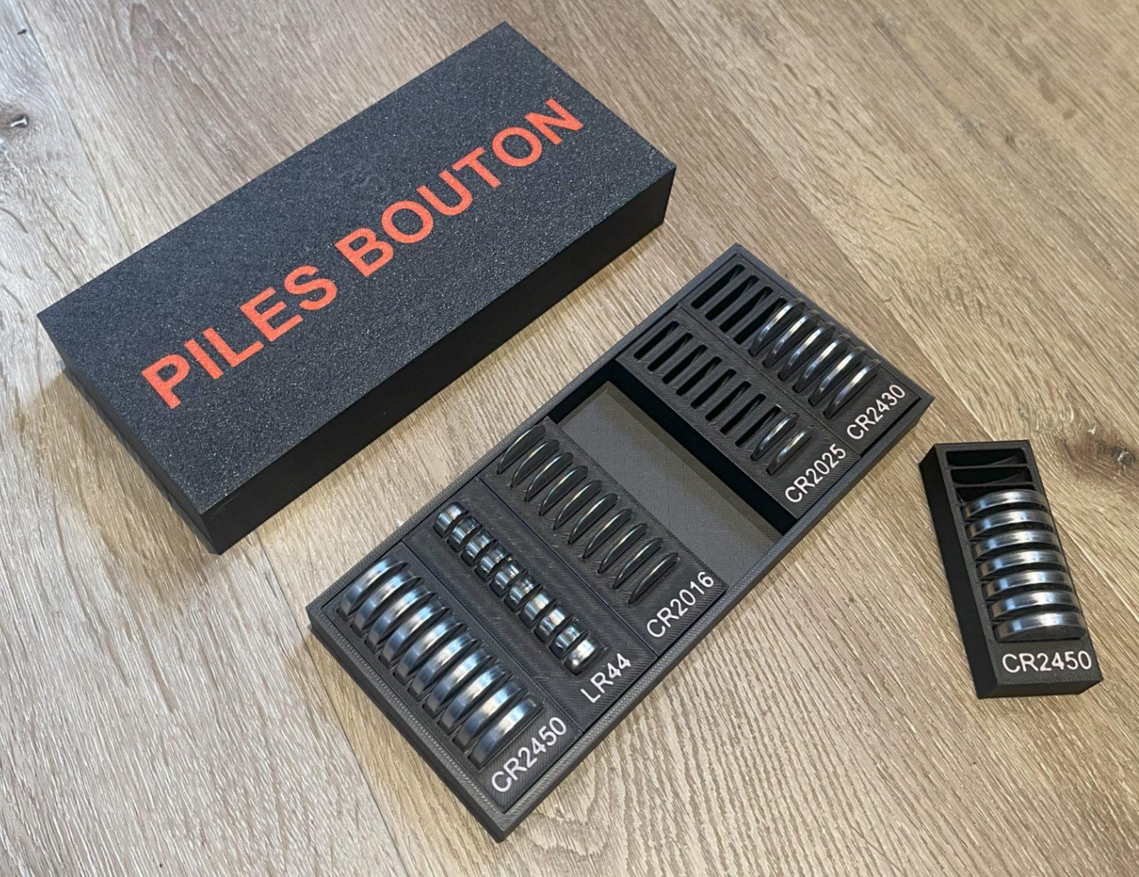 Boîte de rangement piles à bouton — vue 1