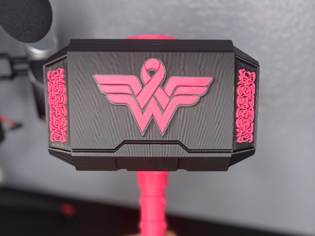Breast cancer and wonder women Thor hammer — vue 1
